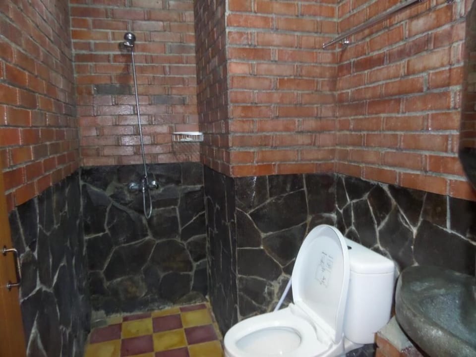 Shower, free toiletries, towels