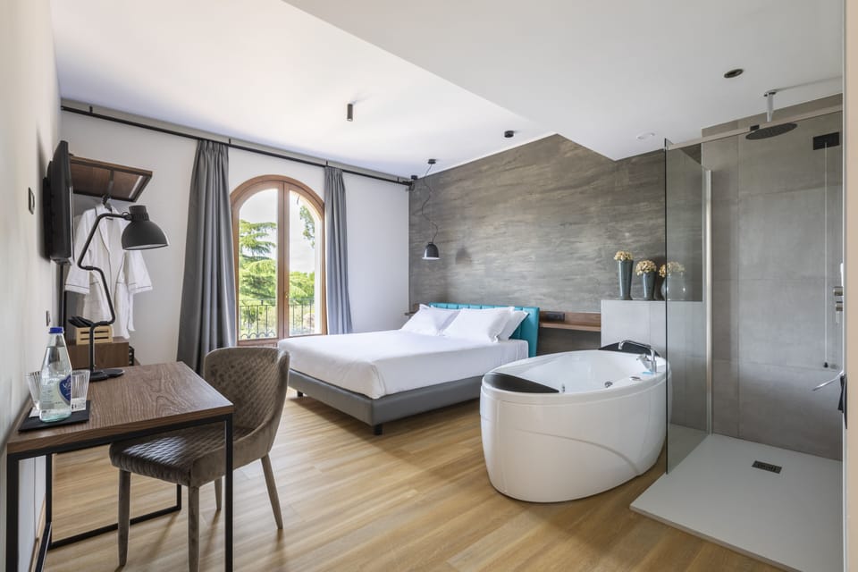 Deluxe Room | Minibar, soundproofing, free WiFi