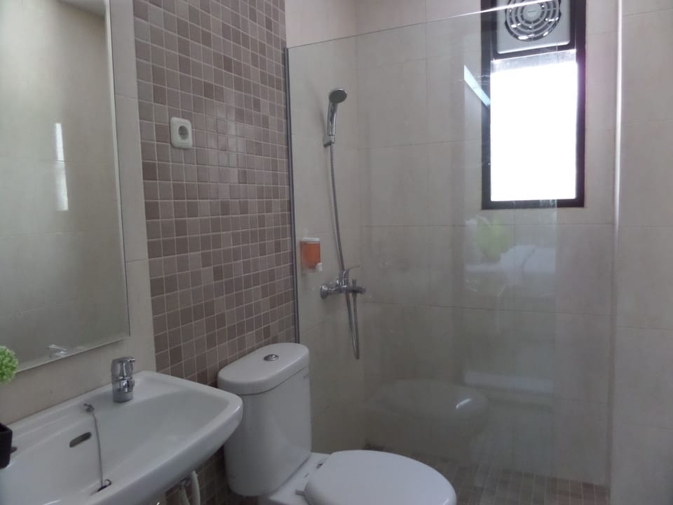 Shower, free toiletries, bidet