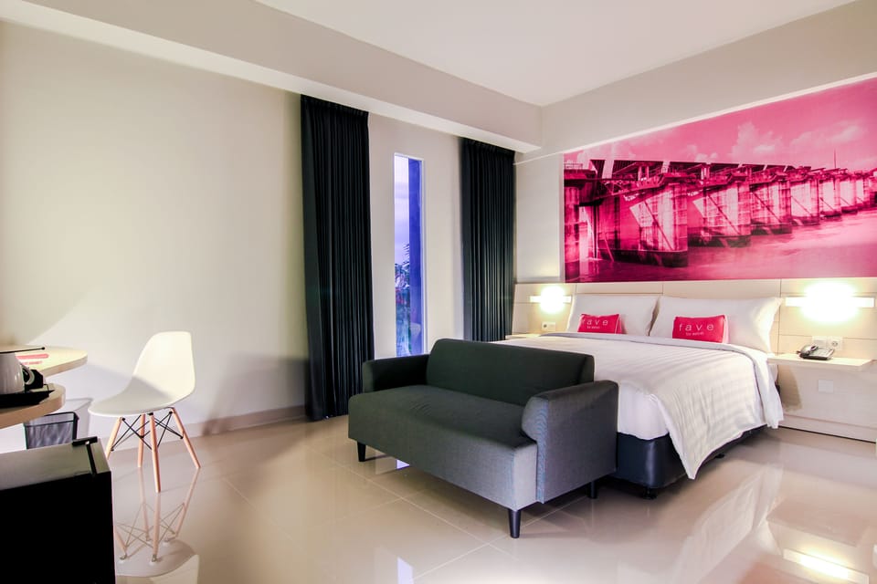 Deluxe Room | In-room safe, desk, laptop workspace, soundproofing