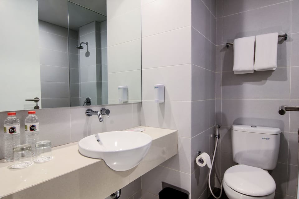 Superior Room | Bathroom | Shower, free toiletries, slippers, towels