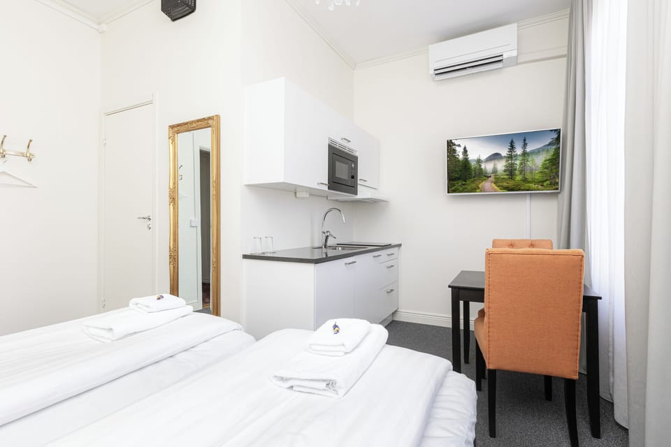 City Apartment, Private Bathroom | Private kitchen | Highchair, cookware/dishes/utensils