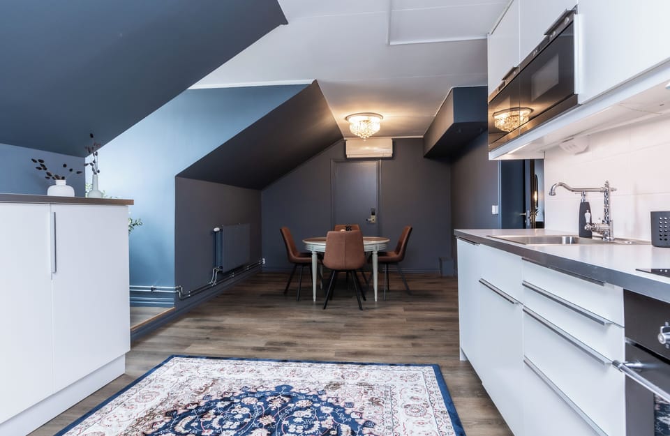 City Condo | Individually decorated, laptop workspace, iron/ironing board, free WiFi
