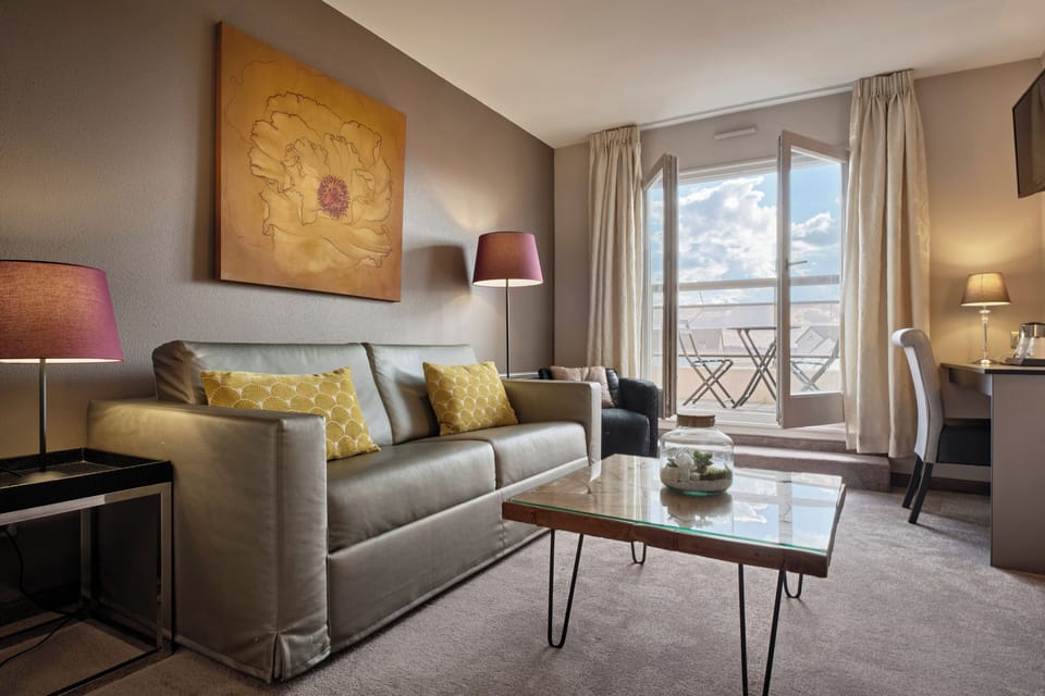 Suite | In-room safe, desk, blackout drapes, soundproofing