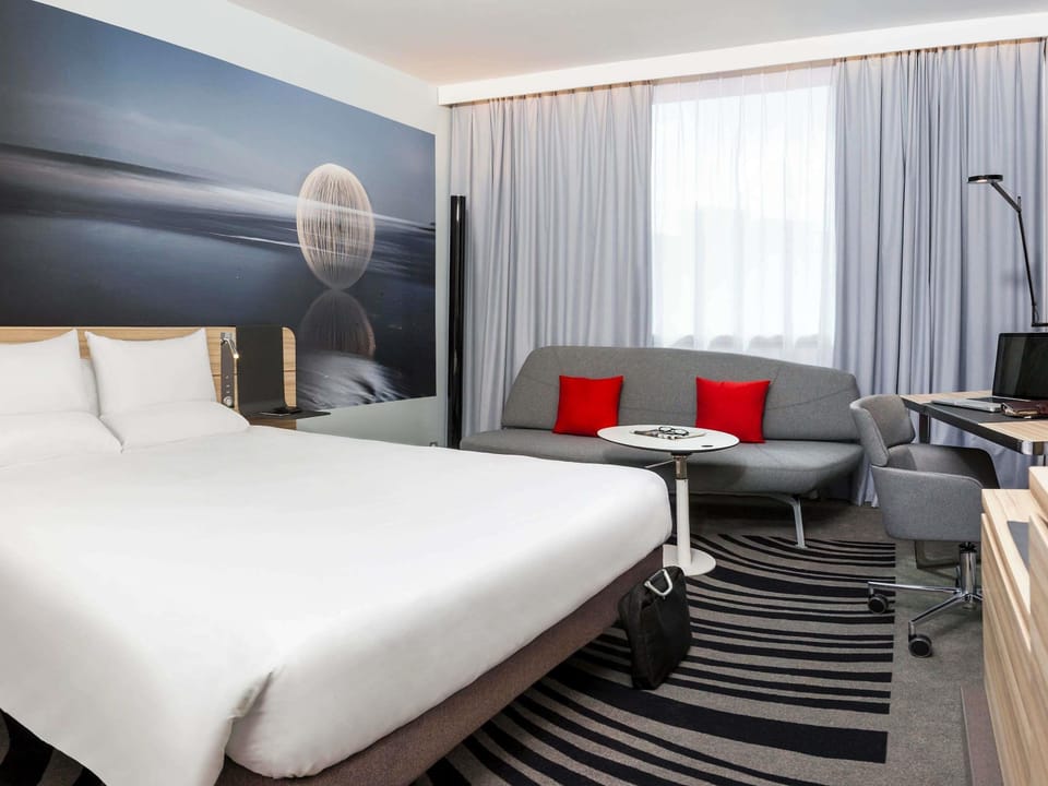 Executive Suite, 1 King Bed | In-room safe, desk, laptop workspace, iron/ironing board