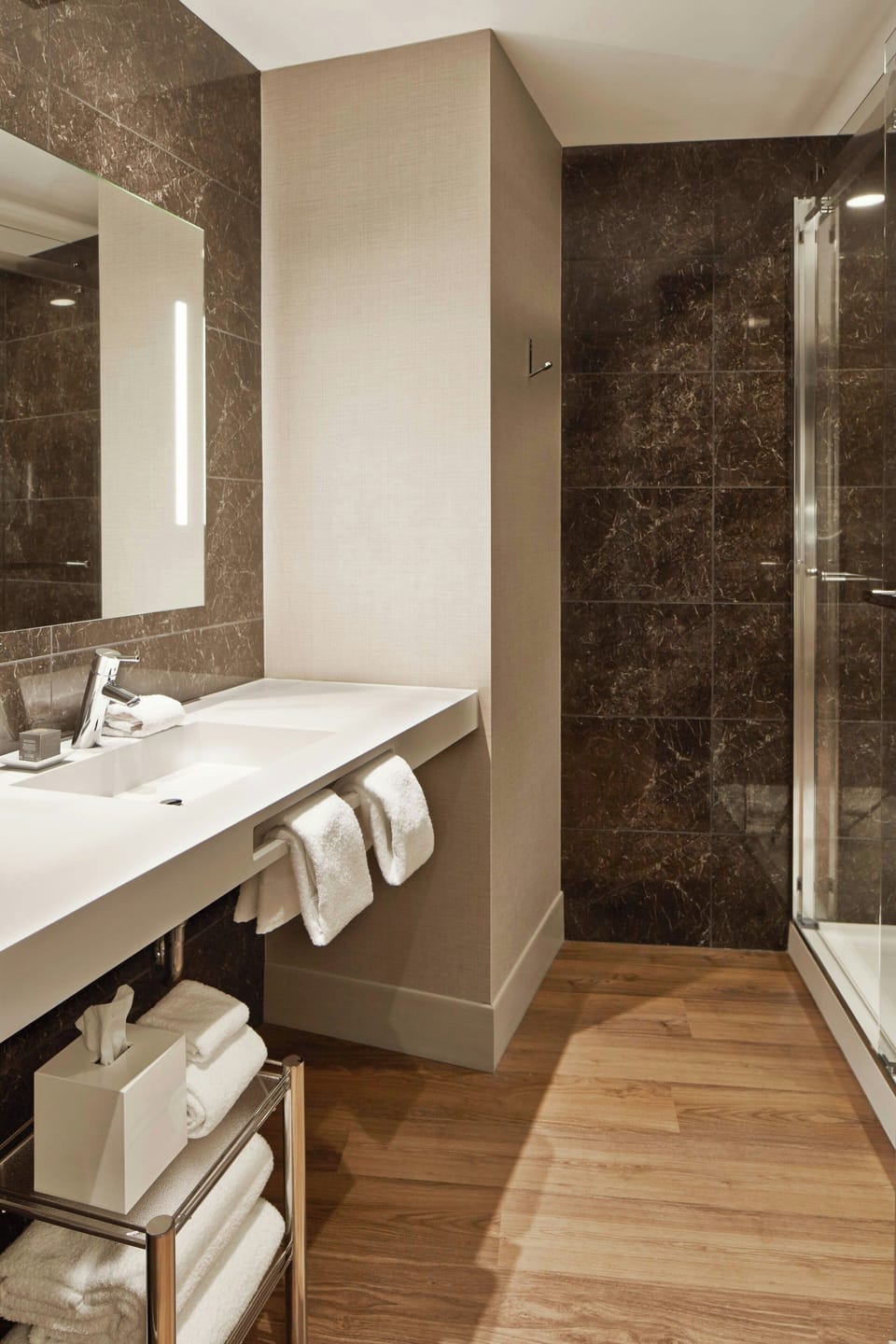 Executive Room, 1 King Bed with Sofa bed, Corner | Bathroom | Rainfall showerhead, hair dryer, towels