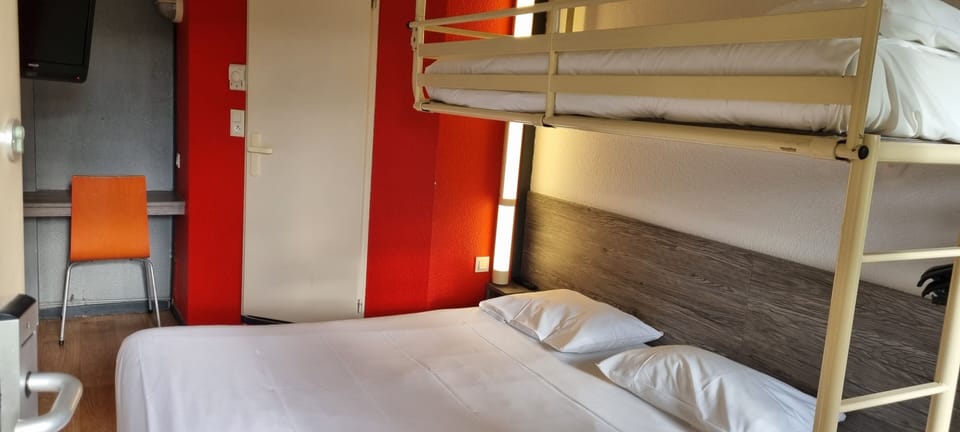 Desk, soundproofing, iron/ironing board, free WiFi