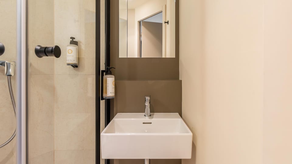Shower, eco-friendly toiletries, towels
