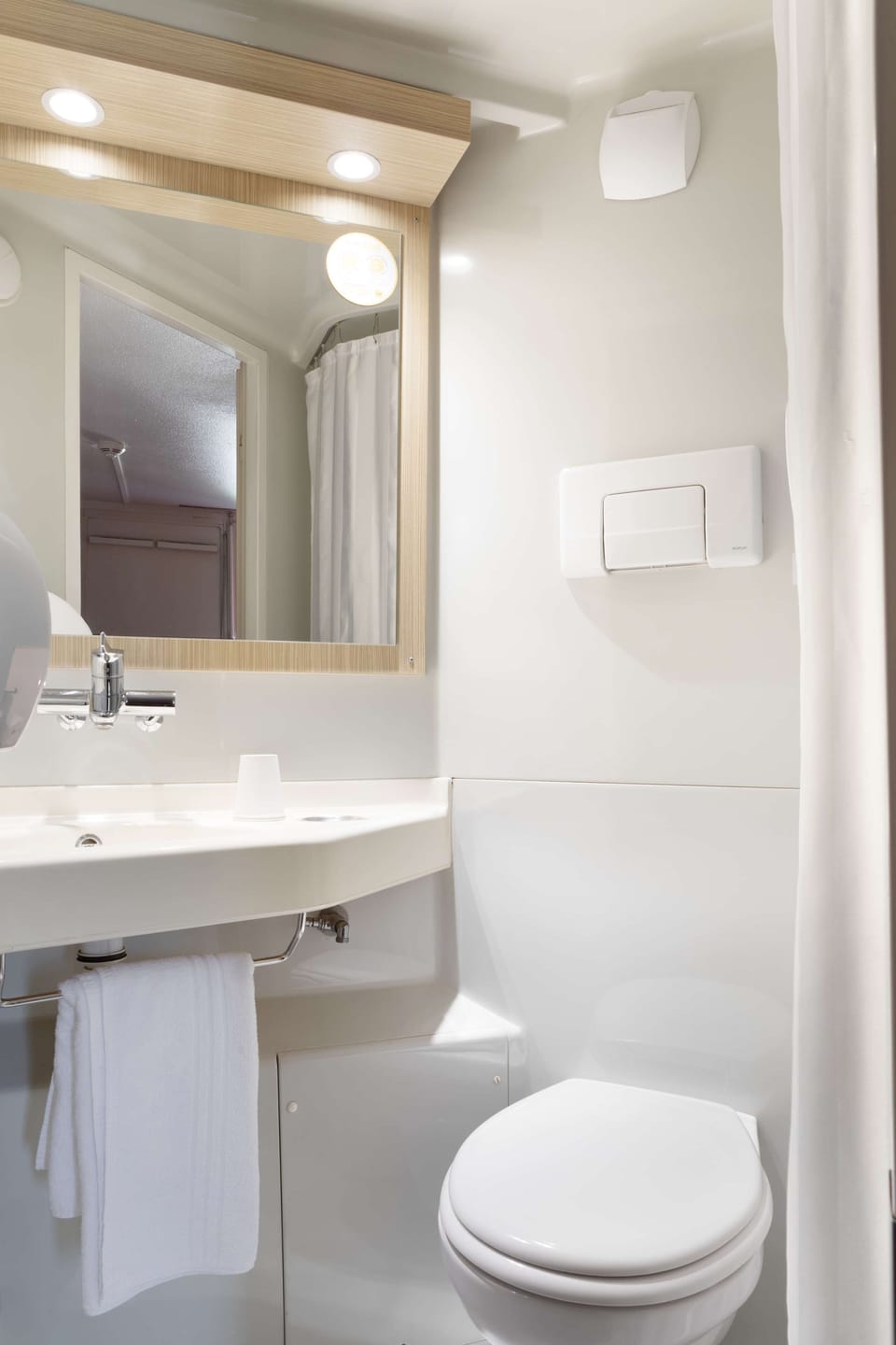 Shower, eco-friendly toiletries, towels