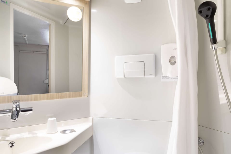 Shower, eco-friendly toiletries, towels