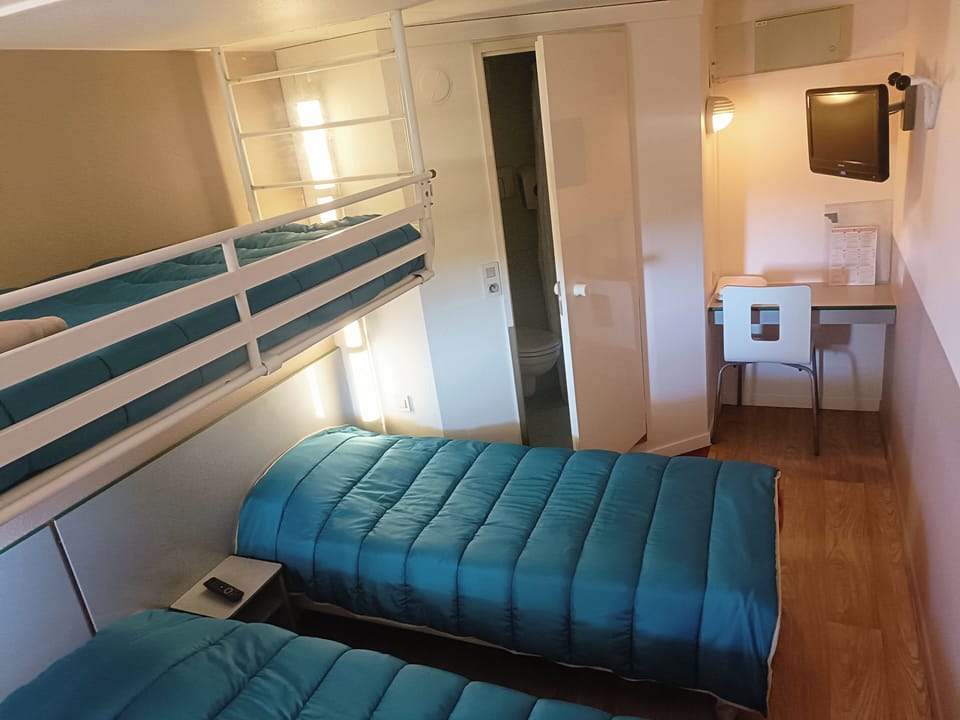 Premium bedding, desk, blackout drapes, WiFi (free)