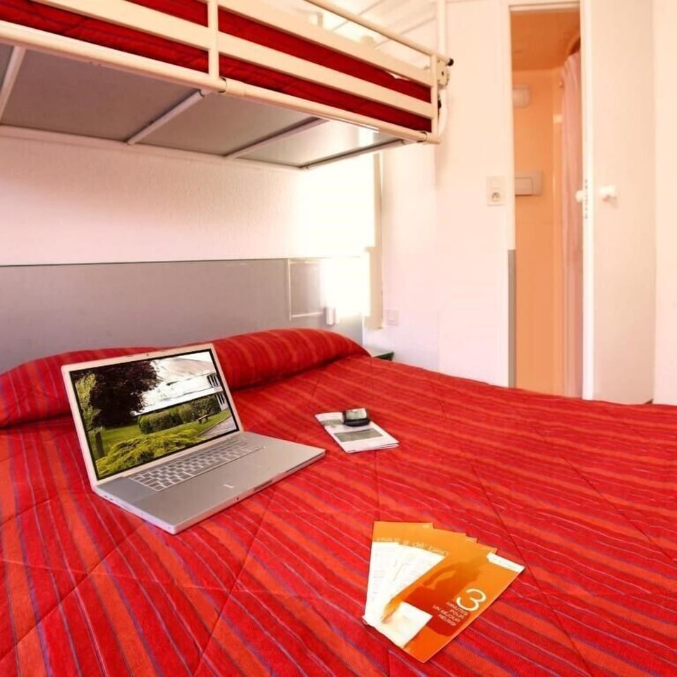 Premium bedding, desk, blackout drapes, WiFi (free)