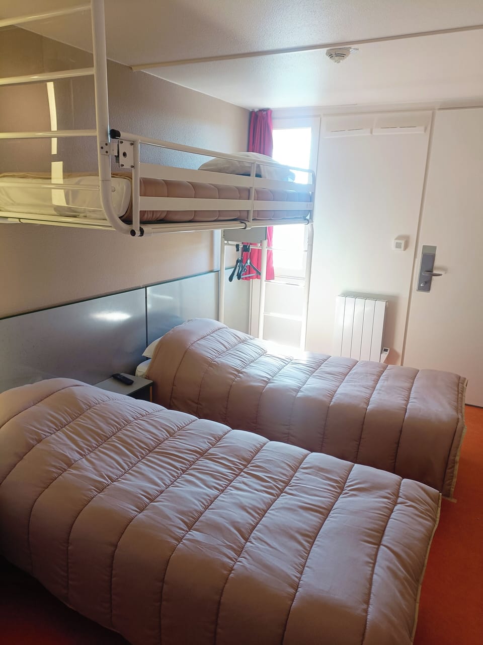 Premium bedding, desk, blackout drapes, WiFi (free)