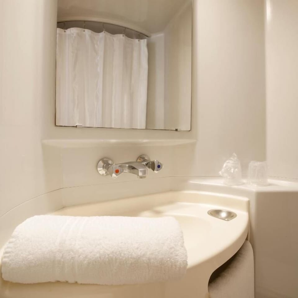 Shower, eco-friendly toiletries, towels, shampoo