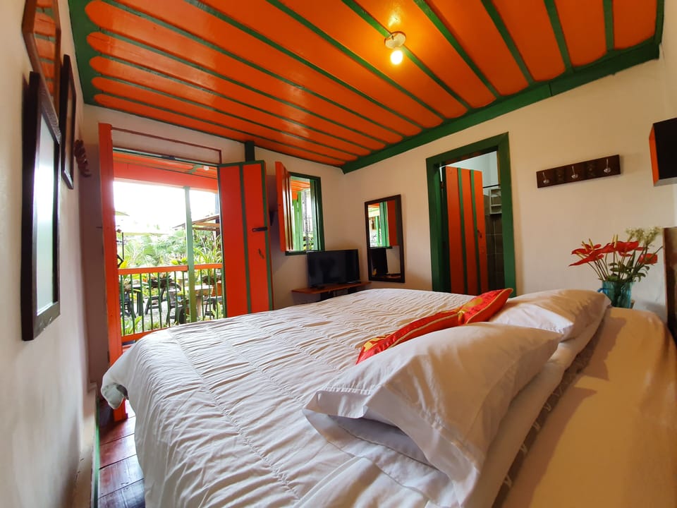 Honeymoon Double Room, 1 King Bed, Ensuite, Garden View | Free WiFi, bed sheets