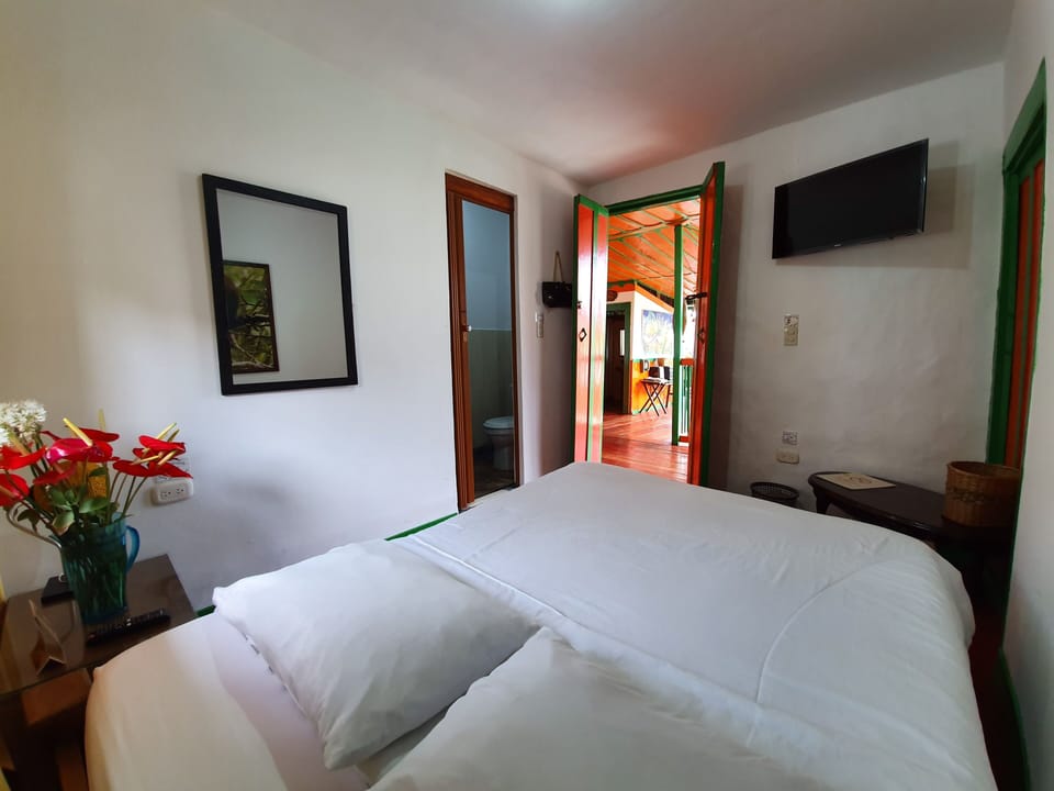 Traditional Double Room, 1 Queen Bed, Ensuite, Garden View | Free WiFi, bed sheets
