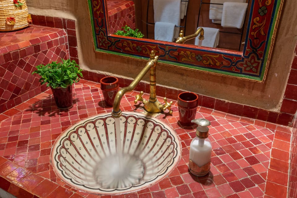 Quadruple Room, Private Bathroom (Gaya) | Bathroom | Free toiletries, towels