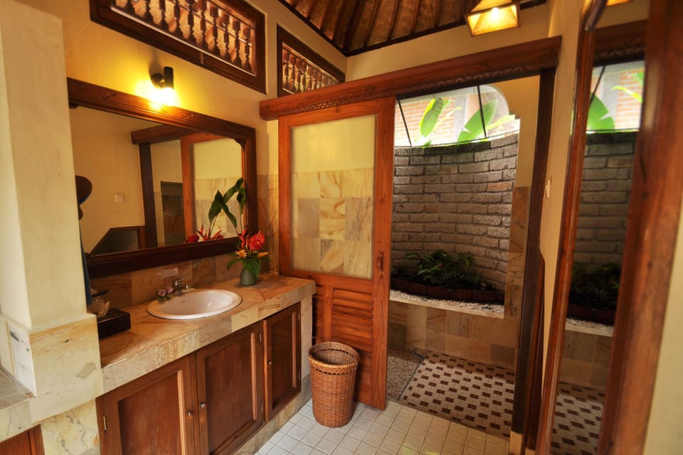 Lumbung Heritage | Bathroom | Shower, rainfall showerhead, free toiletries, hair dryer