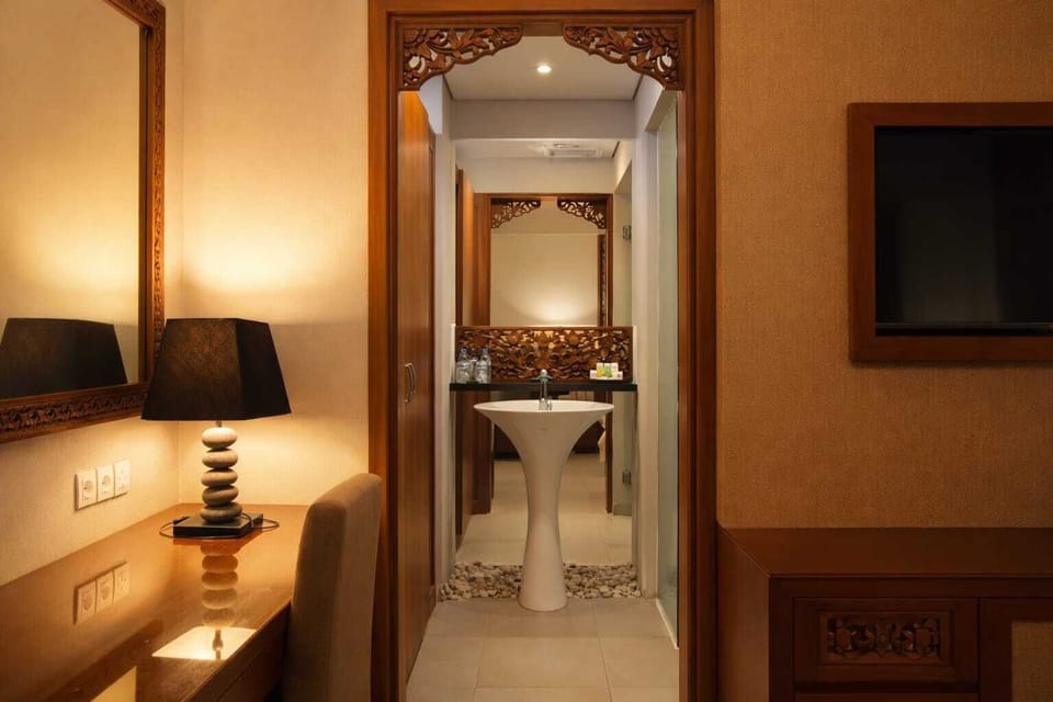 Super Deluxe Room | Bathroom | Shower, rainfall showerhead, free toiletries, hair dryer
