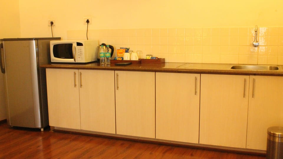 Deluxe Room, 1 Double Bed | Private kitchenette | Coffee/tea maker, fridge