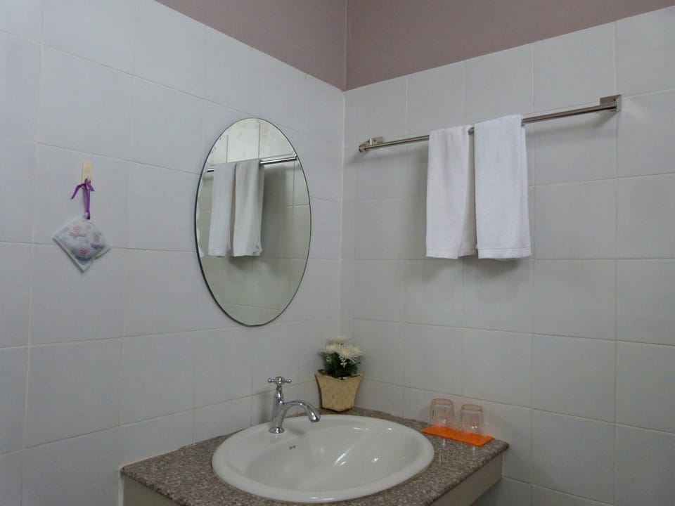 Standard Double or Twin Room | Bathroom sink