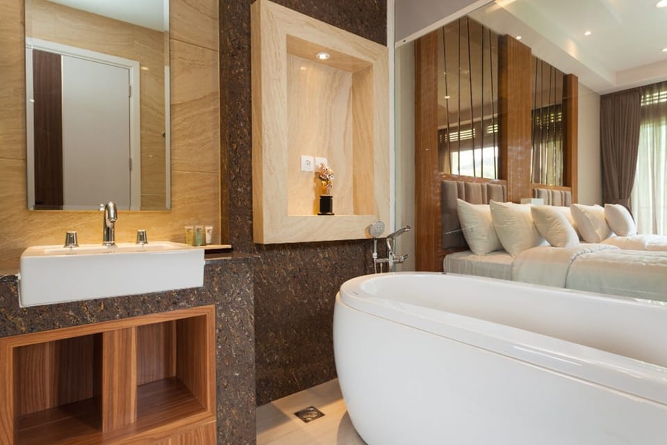 Royal Suite | Bathroom | Free toiletries, hair dryer, slippers, towels