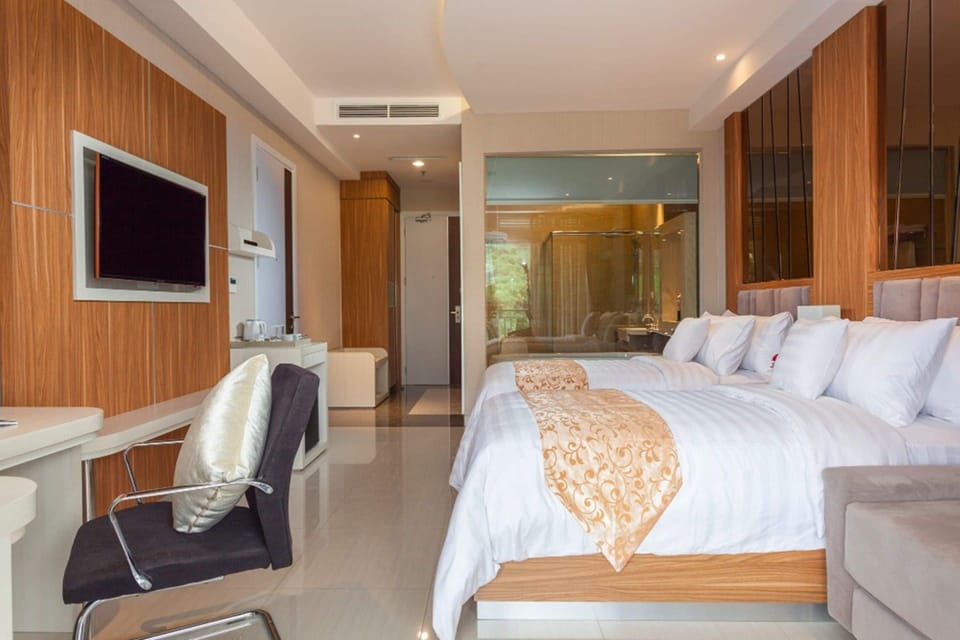 Junior Suite Twin | Minibar, in-room safe, desk, blackout drapes