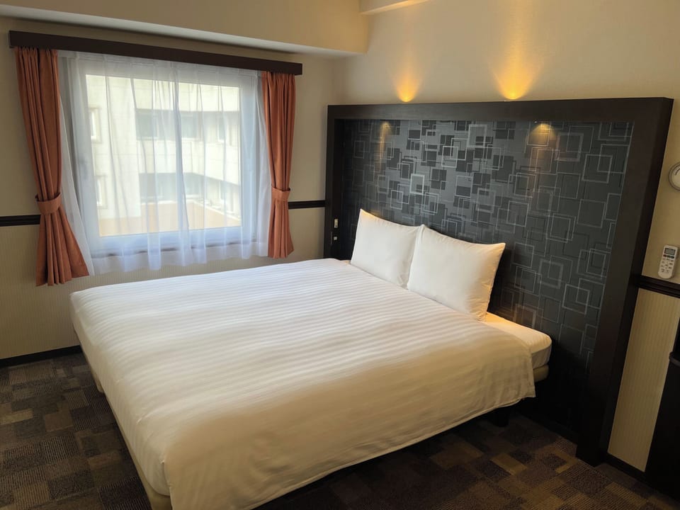 Desk, soundproofing, free WiFi, bed sheets