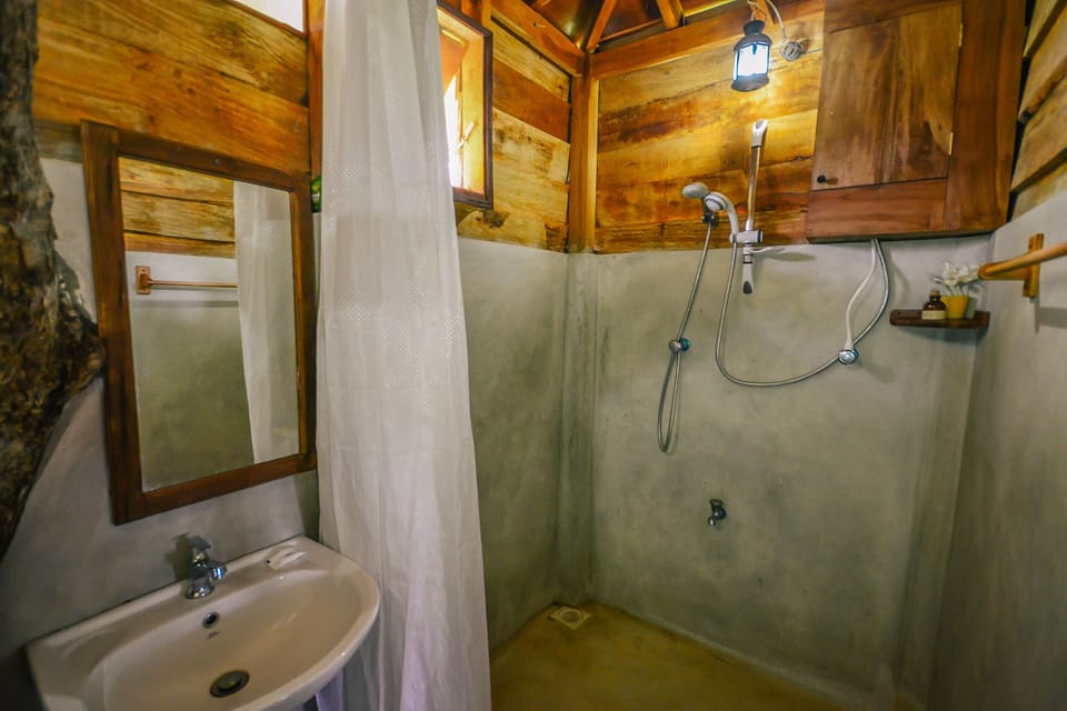 Vista Treehouse | Bathroom | Shower, free toiletries, hair dryer, towels