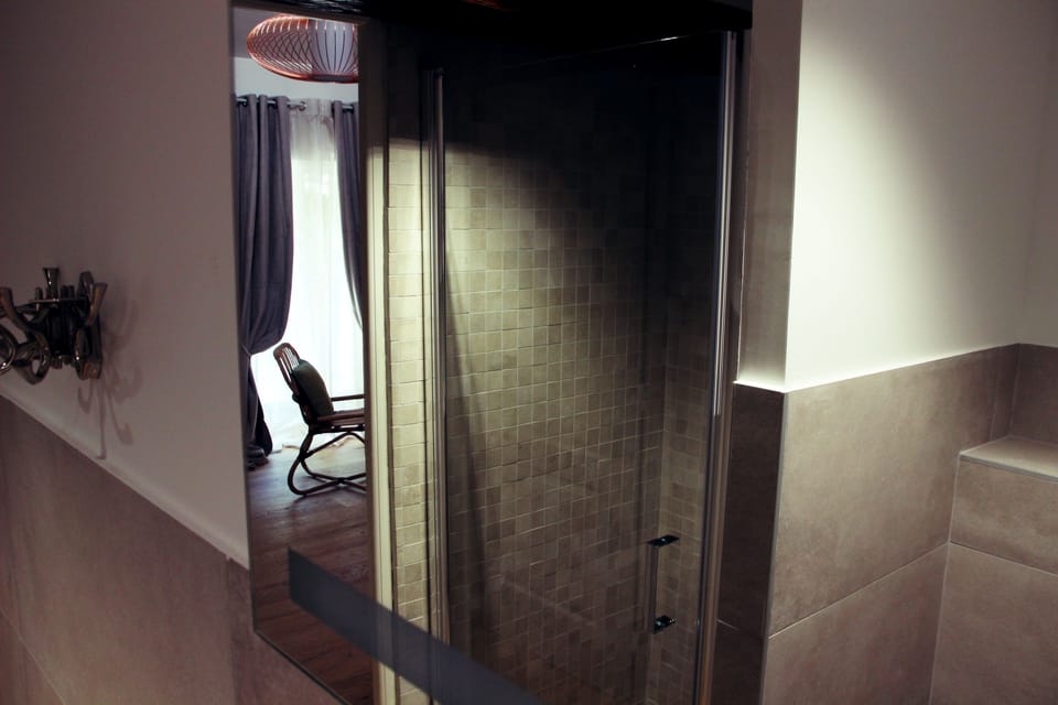 Family Double Room, 1 Bedroom, Non Smoking | Bathroom | Shower, rainfall showerhead, free toiletries, hair dryer