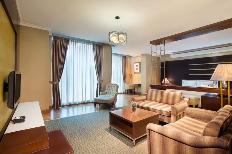 Suite | Minibar, in-room safe, desk, blackout drapes