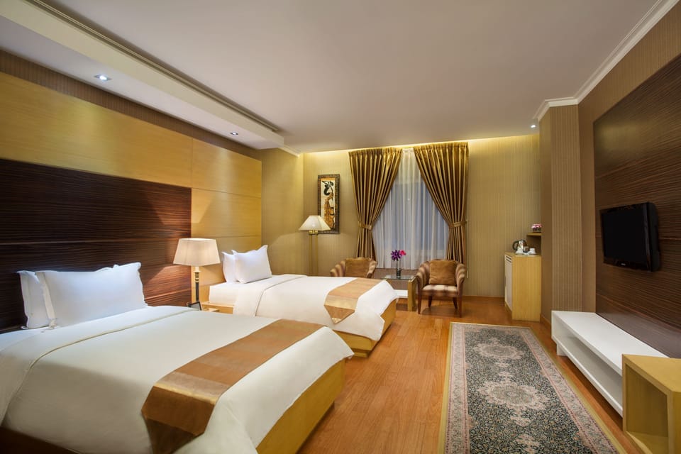 Deluxe Twin Room | Minibar, in-room safe, desk, blackout drapes