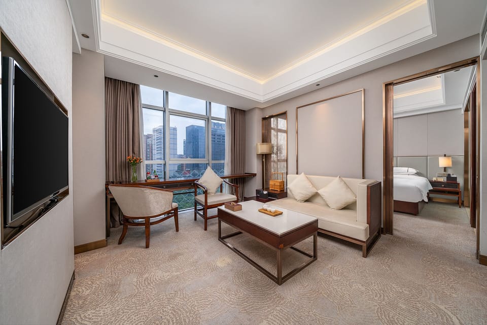 Executive Studio Suite, 1 Queen Bed | City view