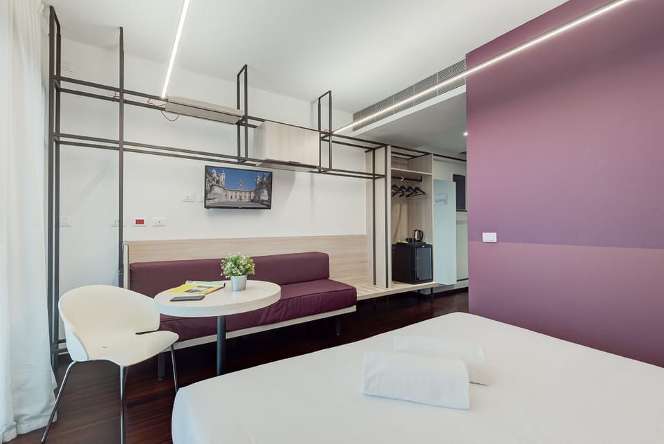 Desk, soundproofing, free WiFi, bed sheets