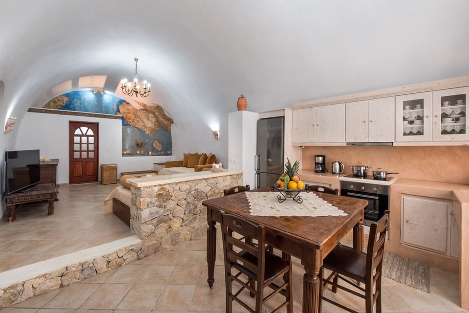 Deluxe Villa, 1 Bedroom, Hot Tub | In-room dining