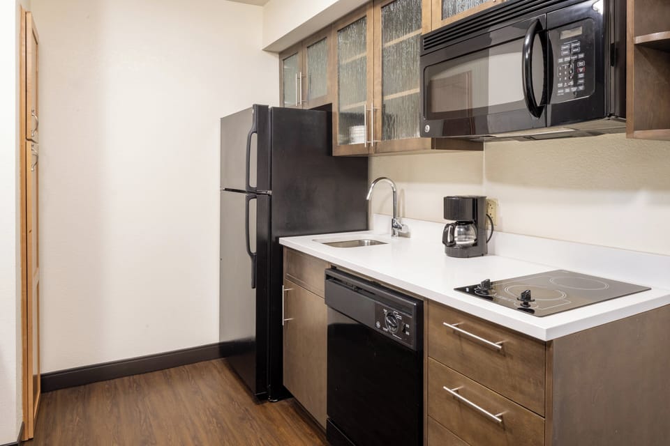 Studio Suite, 1 Queen Bed | Pillowtop beds, desk, blackout drapes, iron/ironing board