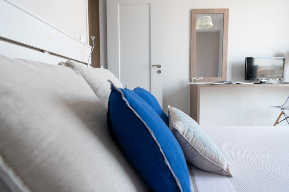 Heart of Emerald | Premium bedding, desk, blackout drapes, soundproofing