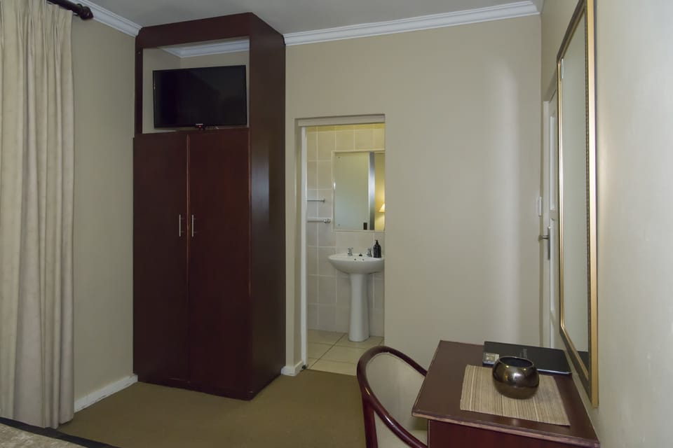 Comfort Room, 1 Bedroom (Rm 6, Double bed, first floor ) | Minibar, in-room safe, desk, iron/ironing board (on request)