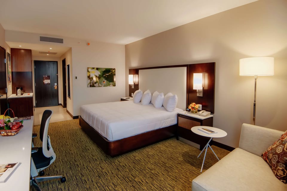 Premium bedding, in-room safe, blackout drapes, free WiFi