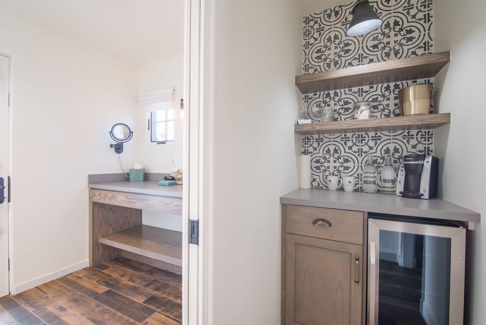 Courtyard King Studio | Mini-refrigerator