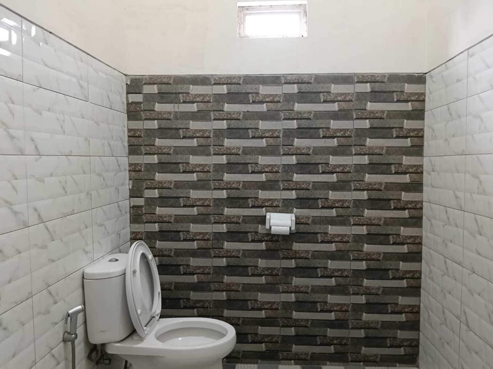 Economy Room | Bathroom | Shower, free toiletries, towels
