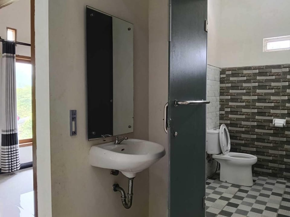 Economy Room | Bathroom | Shower, free toiletries, towels