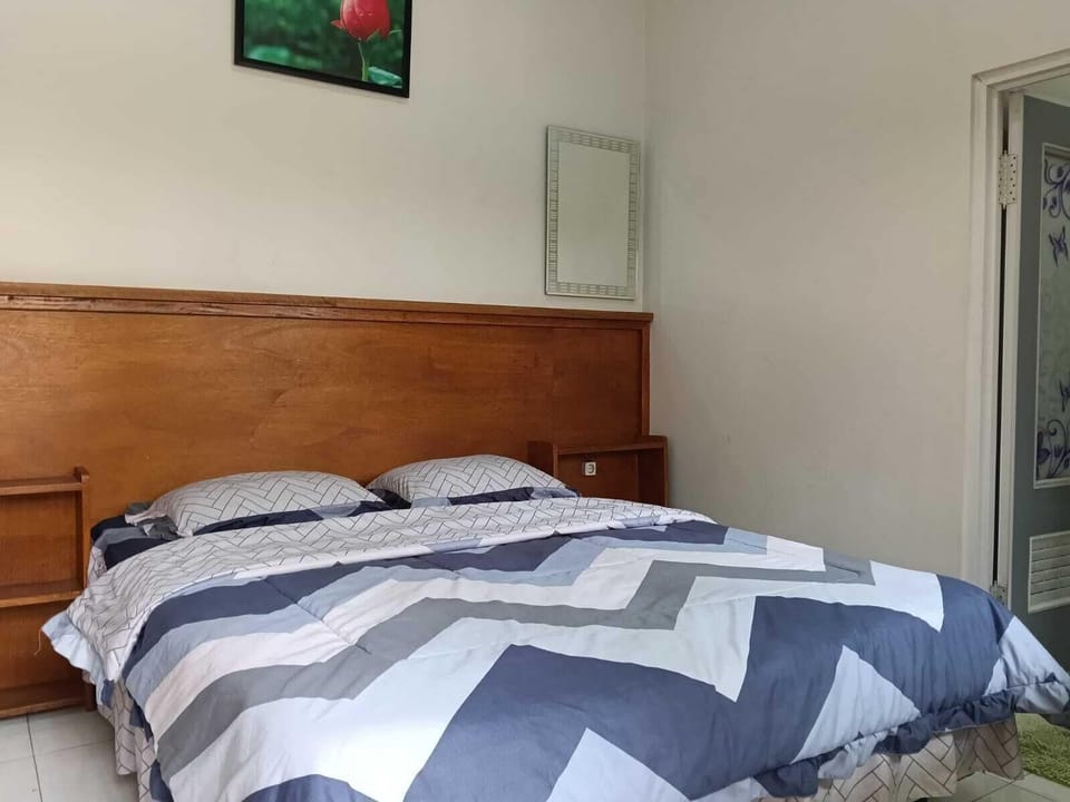 Standard Room | Desk