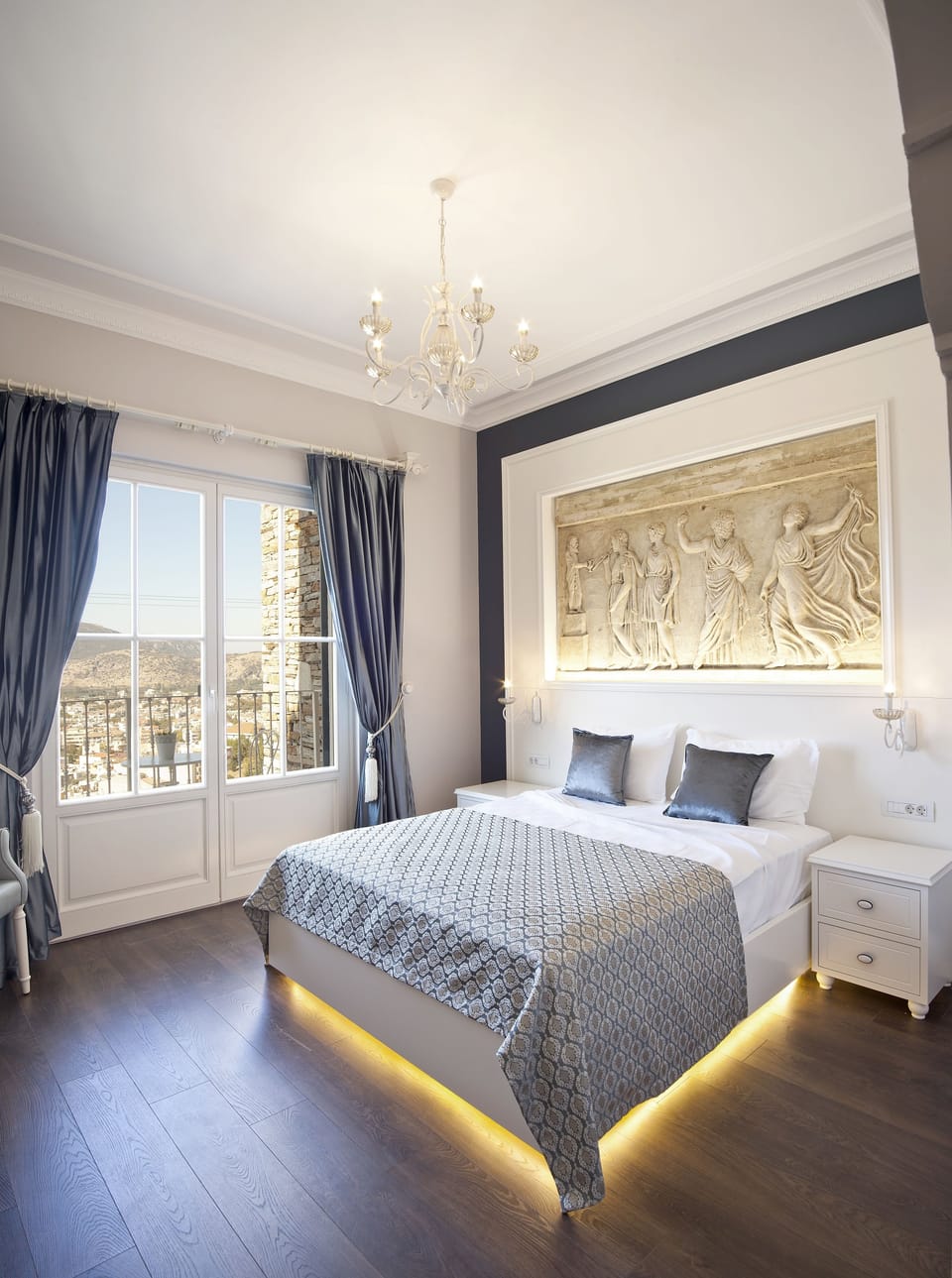 Deluxe Room | Minibar, in-room safe, desk, soundproofing