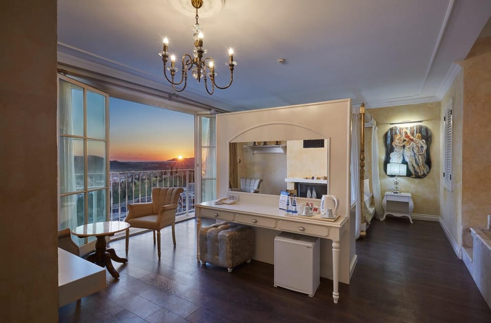 Deluxe Suite | Minibar, in-room safe, desk, soundproofing