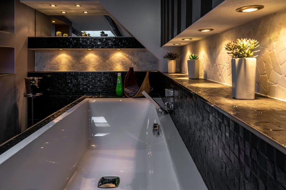 Family Suite, Bathtub | Bathroom | Free toiletries, hair dryer, towels