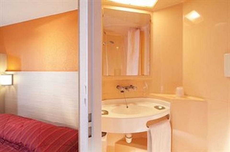 Eco-friendly toiletries, towels