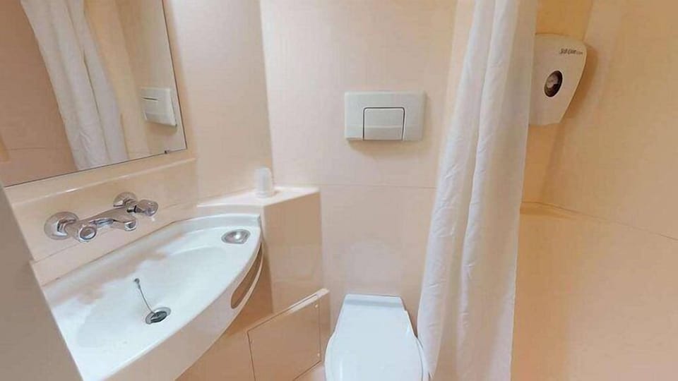 Eco-friendly toiletries, towels