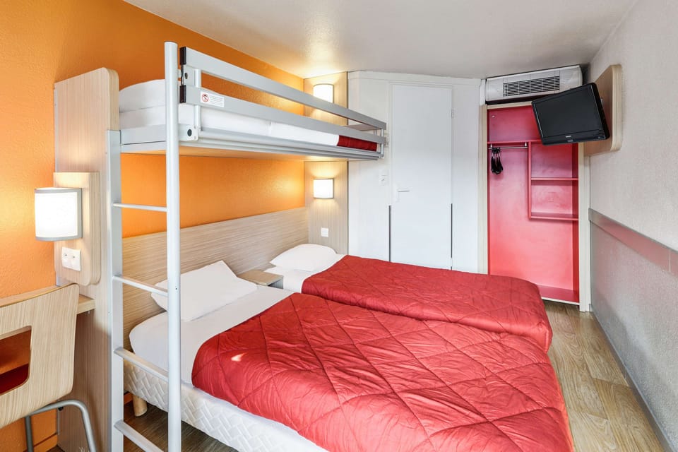 Standard Room, 3 Twin Beds | Desk, free WiFi, bed sheets