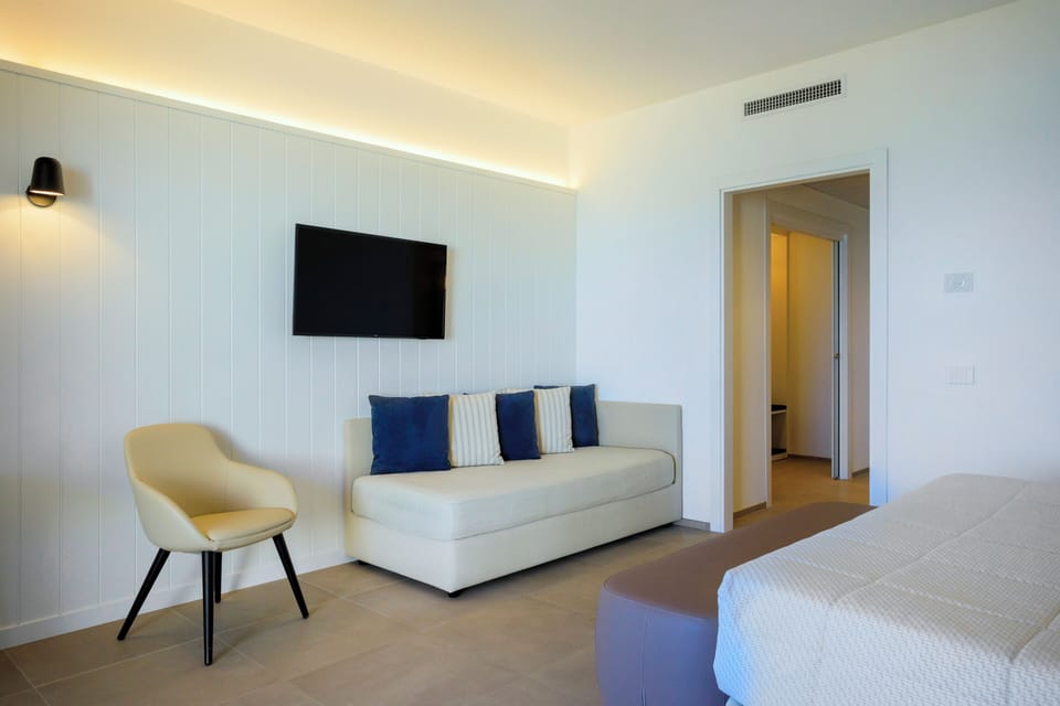 In-room safe, free WiFi, bed sheets